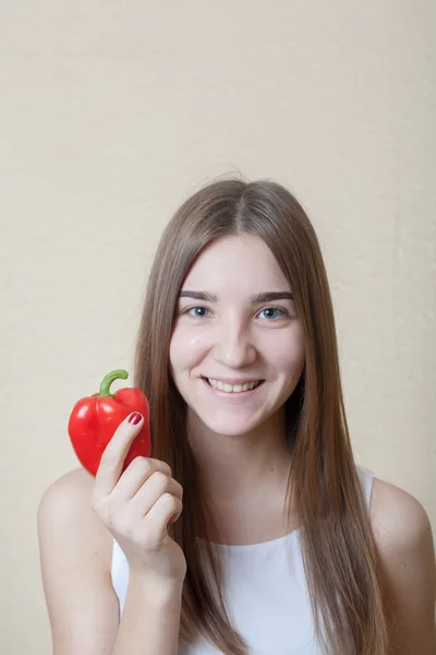 Mooi meisje met rode paprika — Stockfoto