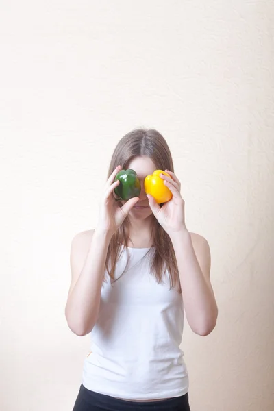 Ragazza bionda con peperoni — Foto Stock