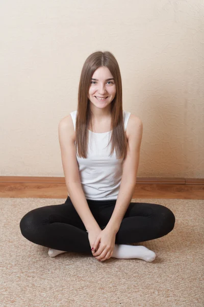 Meditazione yoga piuttosto bionda — Foto Stock