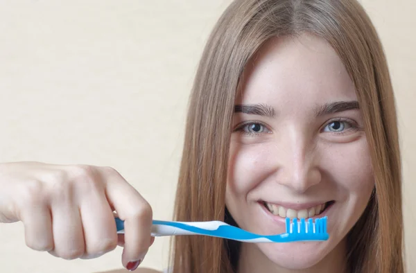 Close-up op toothy glimlach vrouw haar tanden poetsen — Stockfoto