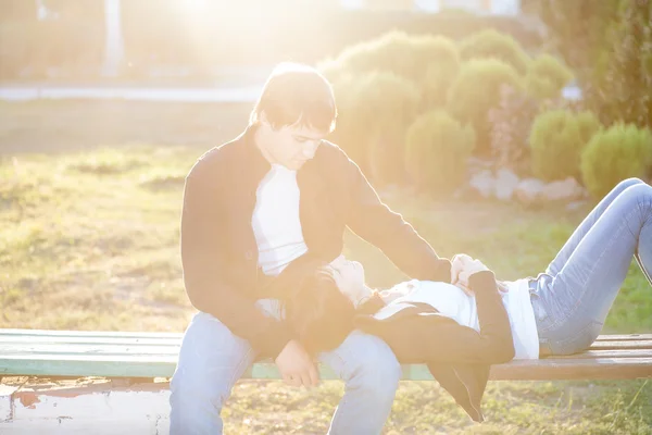 Feliz sonriente pareja contra el sol lite —  Fotos de Stock