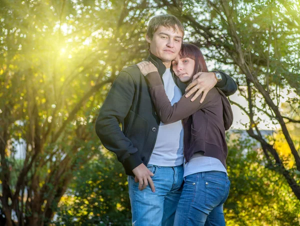 Casal apaixonado no parque em verde — Fotografia de Stock