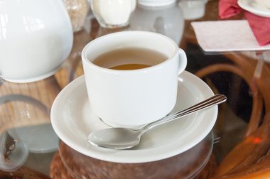 çay bardağı taple üzerinde