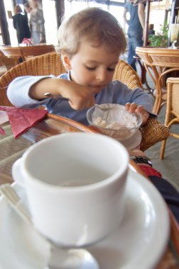 Çocuk dondurma yiyor