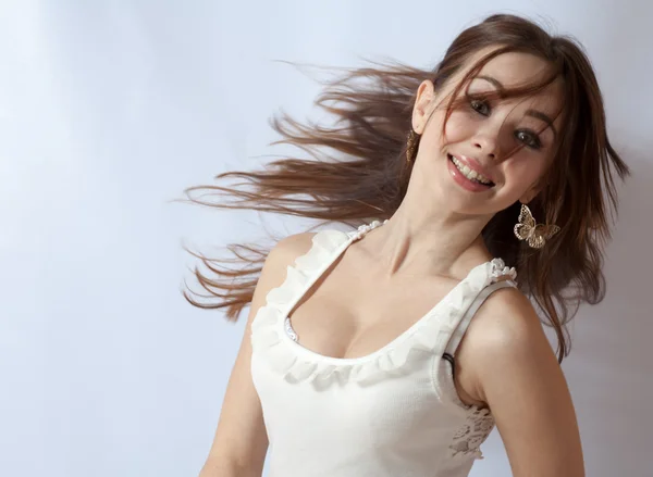 Belle fille avec de grands cheveux envolés — Photo