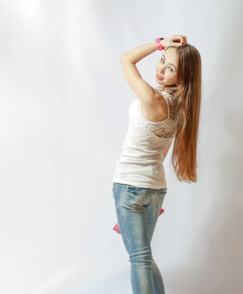 Joven rubia vistiendo jeans ... —  Fotos de Stock