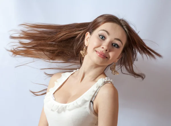 Mooi meisje met vliegend blond haar — Stockfoto