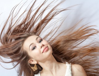 Uçan sarı saçlı güzel kız.