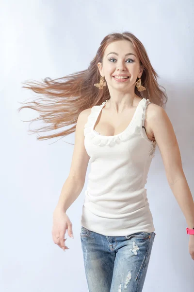 Mujer en vaqueros azules está bailando — Foto de Stock