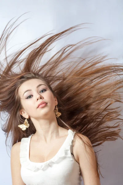 Mooi meisje met vliegend blond haar — Stockfoto