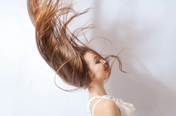 Hermosa chica con gran volar-lejos pelo —  Fotos de Stock