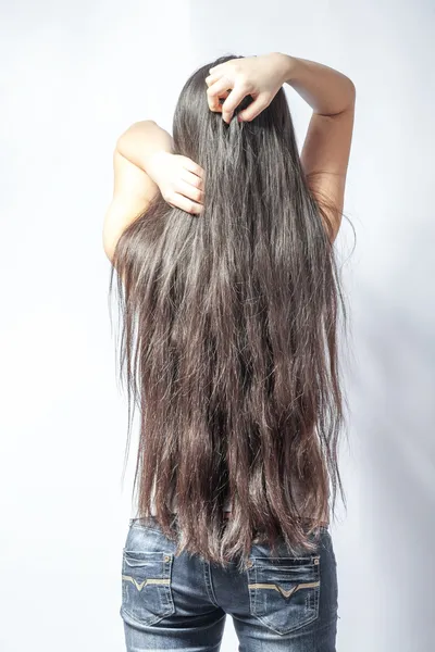Ragazza con lunghi capelli biondi da dietro — Foto Stock