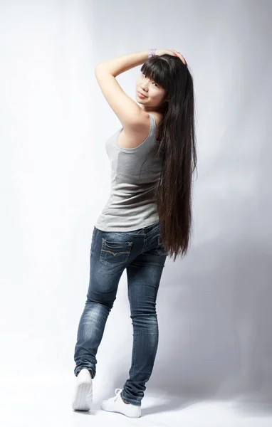 Vista posteriore di piedi giovane bella donna asiatica — Foto Stock