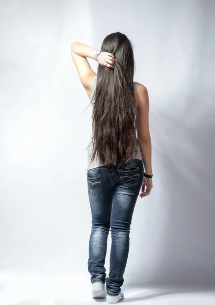 Meisje met lange eerlijke haren uit terug — Stockfoto