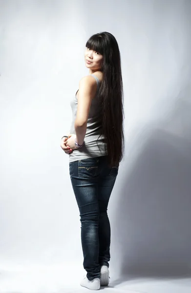 Bakifrån stående ung vacker asiatisk kvinna — Stockfoto