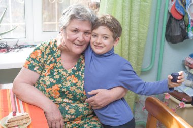 Büyükanne torunu ile