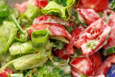 Lezzetli ve taze sezar salatası.