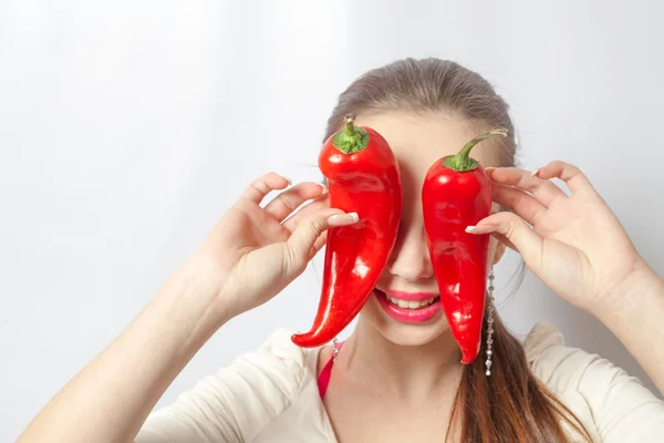 Bella ragazza con pepe concetto di cibo biologico — Foto Stock