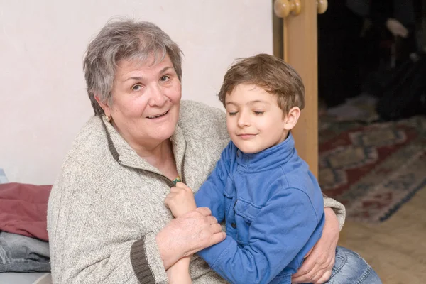 Grand-mère avec petit-fils — Photo