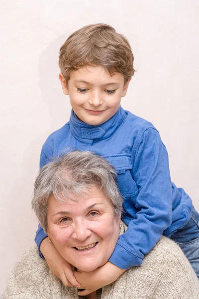 Grand-mère avec petit-fils — Photo