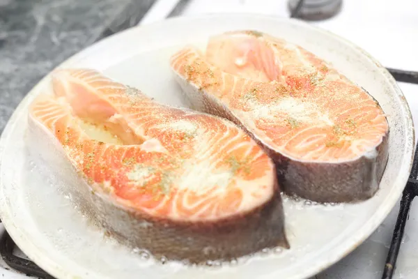 Rebanada fresca de salmón — Foto de Stock