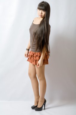 genç kadın kahverengi etek. Asyalı kadın portresi.