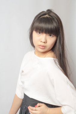 genç güzel gülümseyen kız siyah saçlı