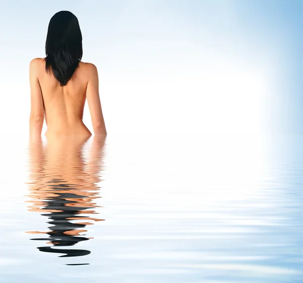 Vacker ung kvinna hälften i vattnet — Stockfoto