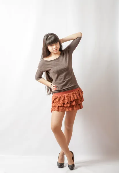 Ung kvinna brun kjol. porträtt av asiatisk kvinna. — Stockfoto