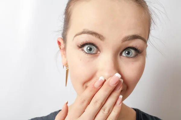 Young girl covering his mouth with his hand — Stock Photo, Image