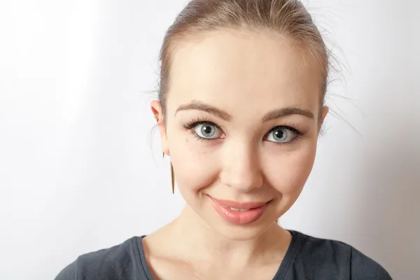 Portret van een blonde vrouw met een mooie glimlach — Stockfoto