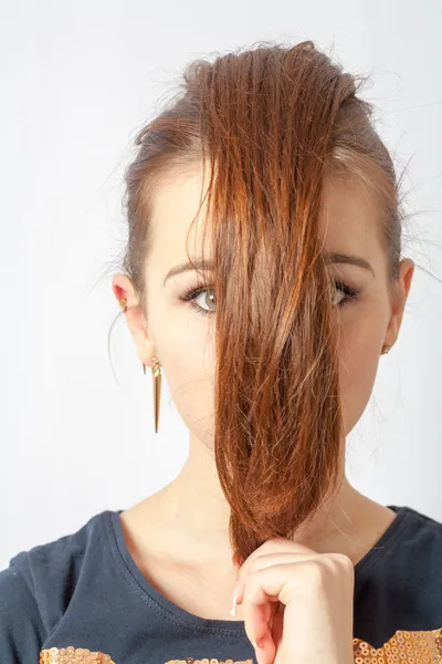 Retrato de uma mulher loira com cabelo antes do rosto — Fotografia de Stock