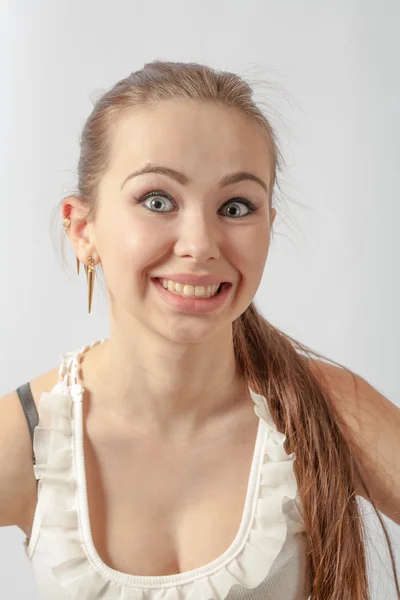Flickan tittar på kameran. kul glädje med toothy leende — Stockfoto