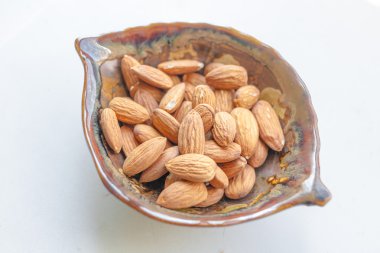 kase gölge ile dolu beyaz badem