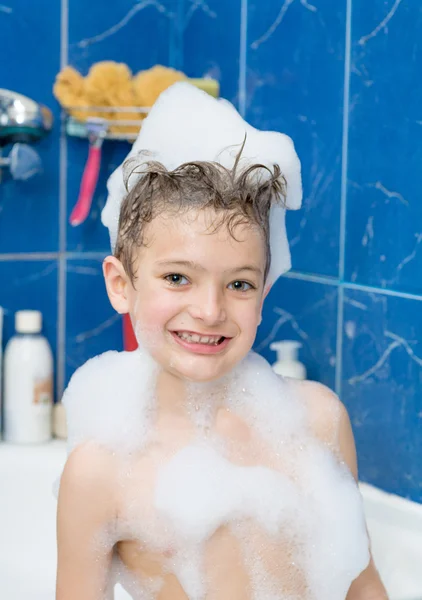 微笑的小男孩用肥皂泡沫盖 — 图库照片