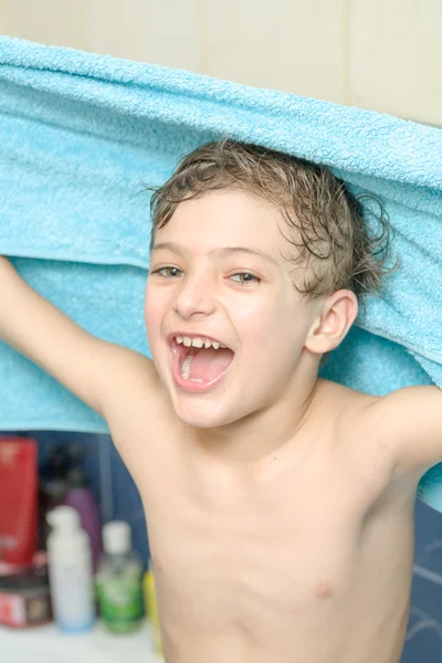 Pojke efter bad i blå handduk spela — Stockfoto