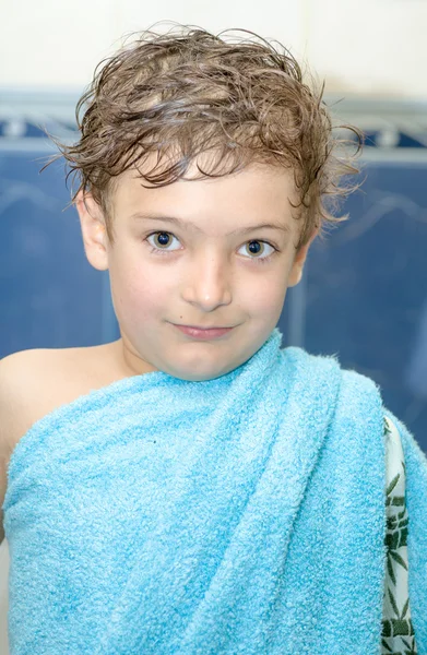 Jongen na bad in blauwe handdoek — Stockfoto
