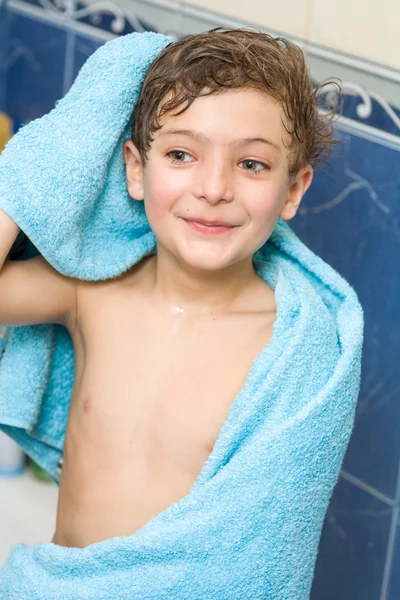 在蓝色毛巾沐浴后的男孩 — 图库照片