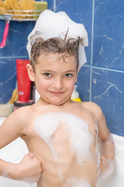 Leende liten pojke täckt med såpbubblor — Stockfoto