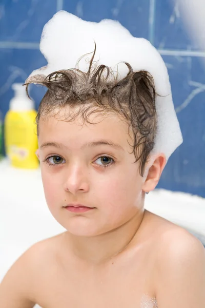 Lachende jongetje bedekt met zeepbellen — Stockfoto