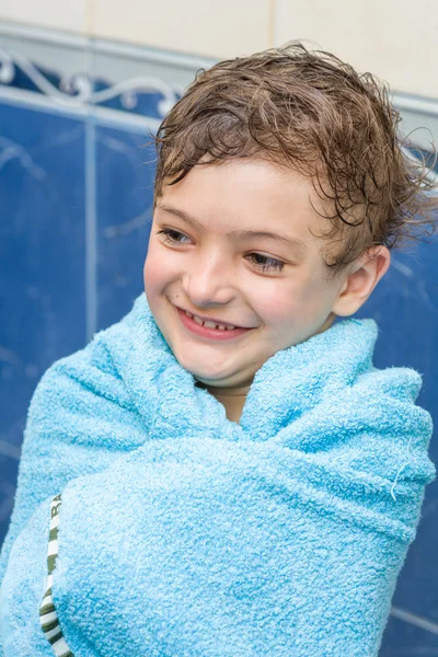 Мальчик после купания в голубой игрушке — стоковое фото