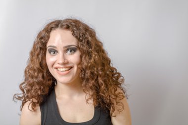 Beyaz arkaplanda kıvırcık esmer