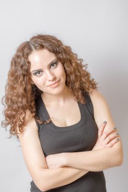 uzun kıvırcık saçlar yüzü ve omuzları ile güzel bir kadın