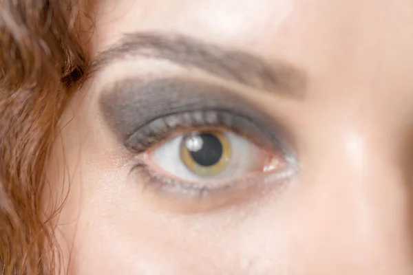 Makro pchnięciu oko kobiety z długie rzęsy zmysłowy wygląd — Zdjęcie stockowe