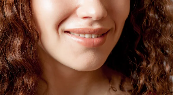 Close-up opnamen van jong meisje: glimlachend lippen. — Stockfoto