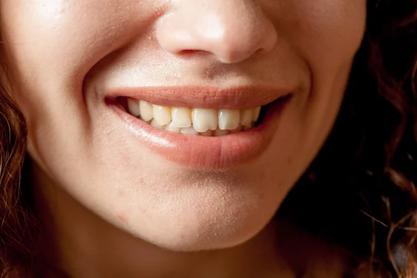 Close up scatto di giovane ragazza: labbra sorridenti . — Foto Stock