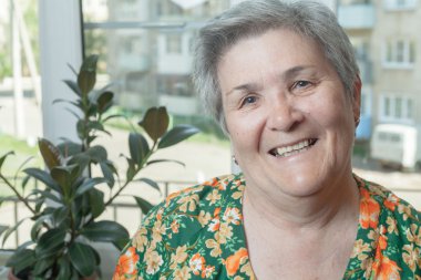 houseplant ile üst düzey bir kadın portresi