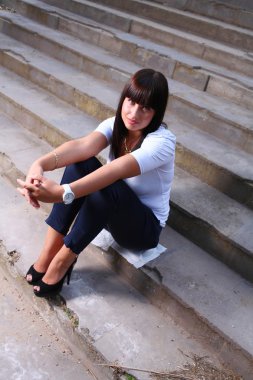 Merdivenler açık havada güzel genç kadın