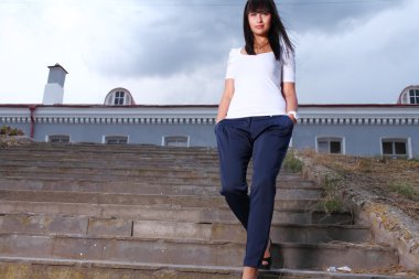 genç güzel düşünceli bir kız ...