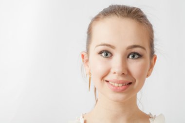 Kız kameraya bakıyor. neşe kazma dişli bir gülümseme ile eğlenceli bir